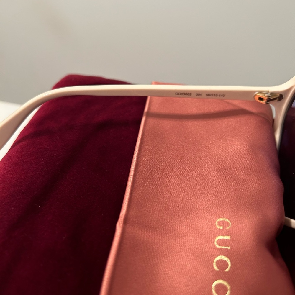 Gucci Hollywood Forever Heart Sunglasses - Picture 6 of 8